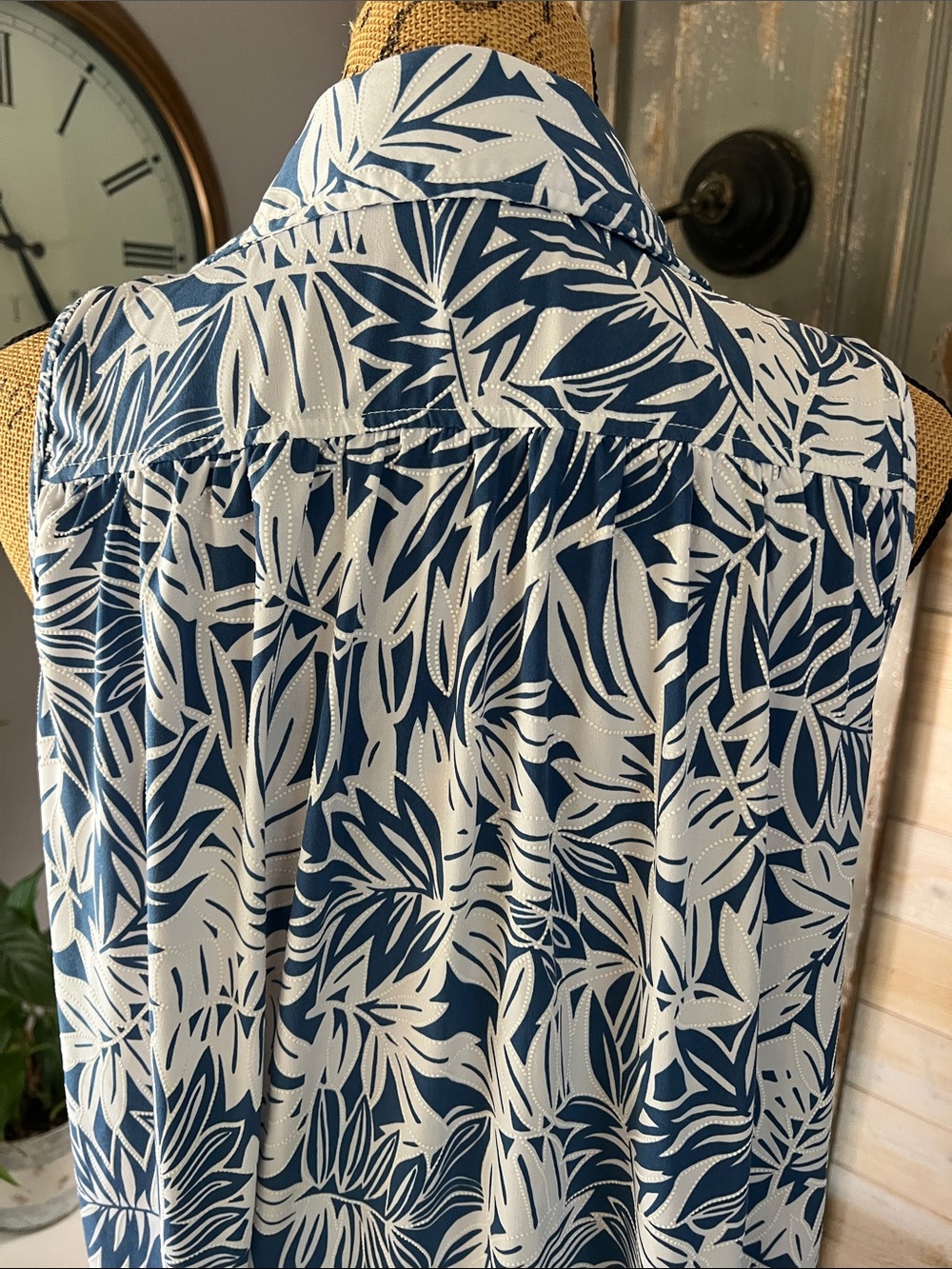 Sleeveless Navy and White Leaf-Print Button-Front Shirt - Picture 4 of 5